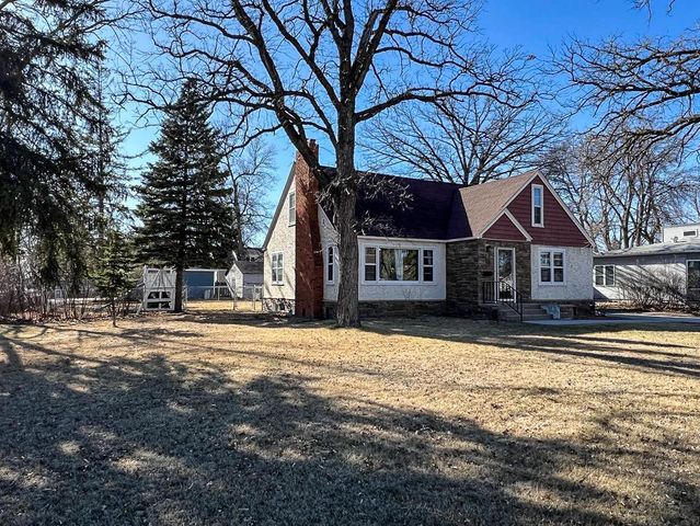 305 Kneale Avenue N, Thief River Falls, MN 56701