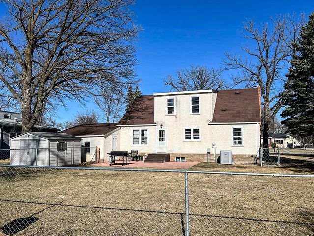 305 Kneale Avenue N, Thief River Falls, MN 56701