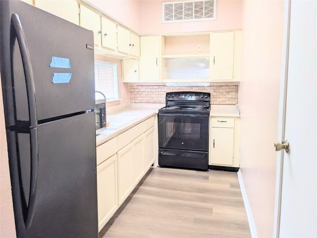 10855 Meadowglen Lane 702, Houston, TX 77042