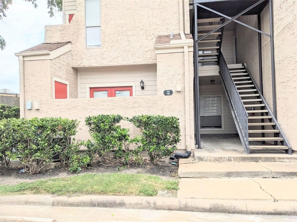 10855 Meadowglen Lane 702, Houston, TX 77042