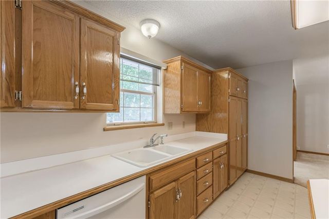 504 Kindred Drive, Smithville, MO 64089