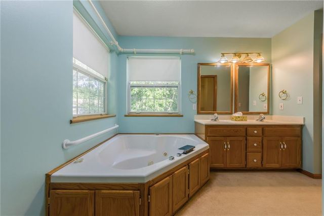 504 Kindred Drive, Smithville, MO 64089