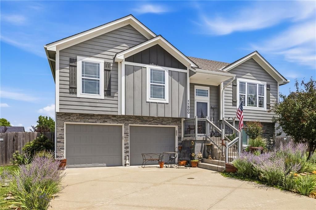 11500 E 207th Circle, Peculiar, MO 64078