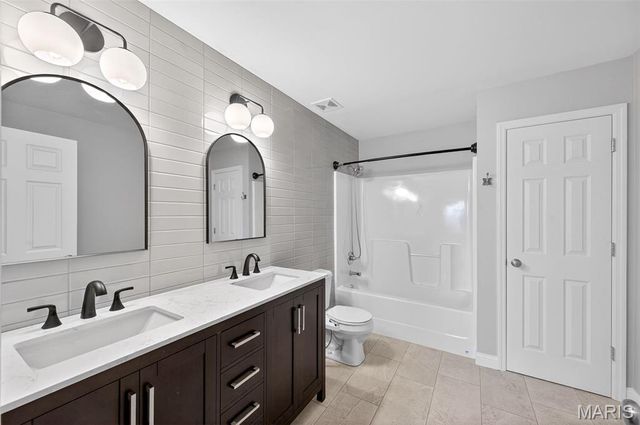 1290 Shorewinds Trail, St Charles, MO 63303