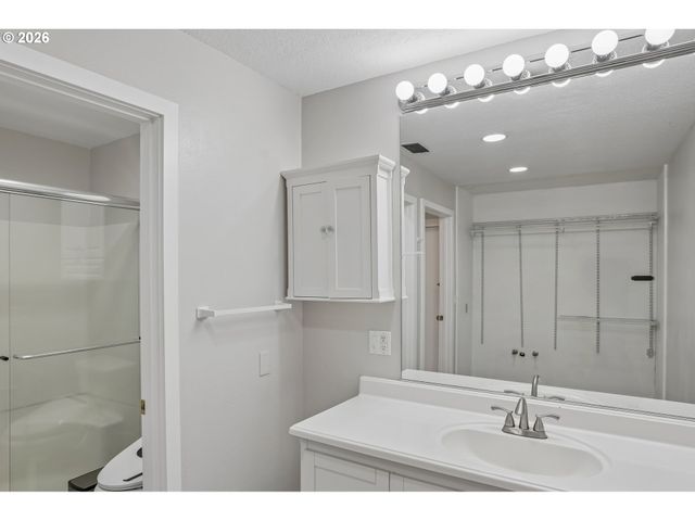 17019 Sw VERSAILLES Ln, Portland, OR 97224