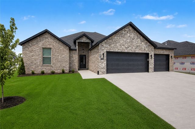 2002 N Dagan Street, Siloam Springs, AR 72761