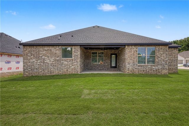 2002 N Dagan Street, Siloam Springs, AR 72761