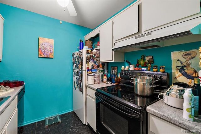 32030 Grand River Avenue, Farmington, MI 48336
