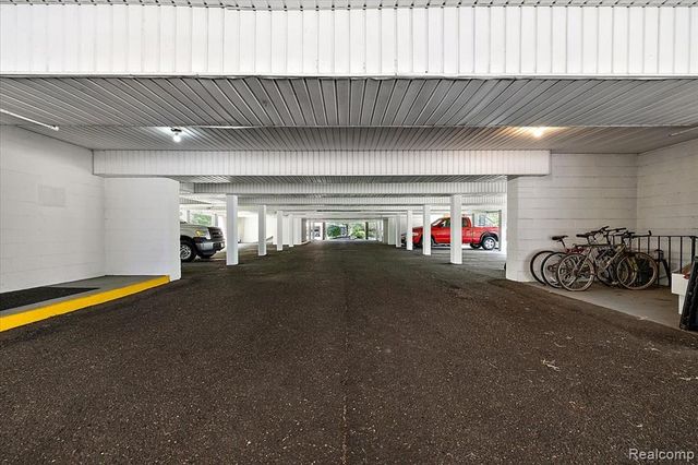 32030 Grand River Avenue, Farmington, MI 48336