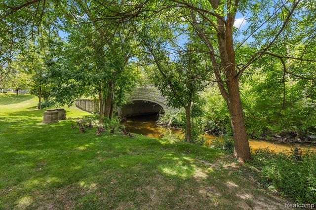 32030 Grand River Avenue, Farmington, MI 48336