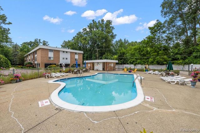 32030 Grand River Avenue, Farmington, MI 48336
