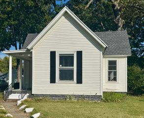 910 W Battell Street, Mishawaka, IN 46545