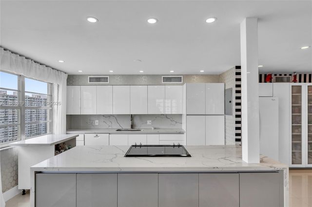 2801 NE 183rd St 1516W, Aventura, FL 33160