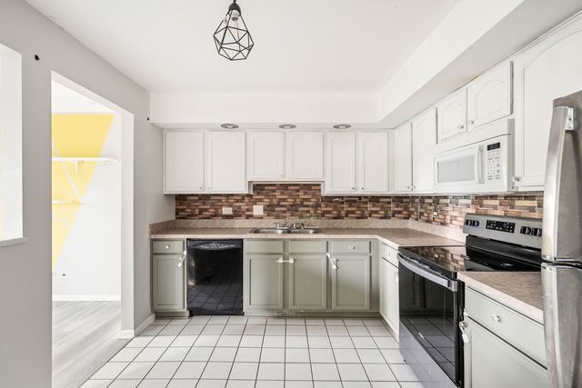 1046 Pinewood Drive, Downers Grove, IL 60516