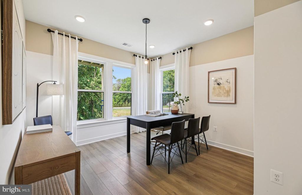 Image 9 of property listing at 1122 CRESTED WOOD DR, Laurel, MD 20724