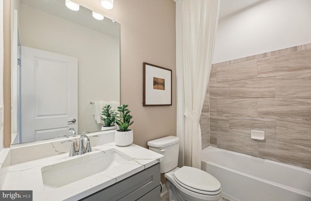 Image 16 of property listing at 1122 CRESTED WOOD DR, Laurel, MD 20724