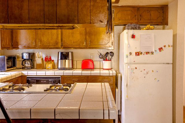 2046 E Laura Avenue, Visalia, CA 93292