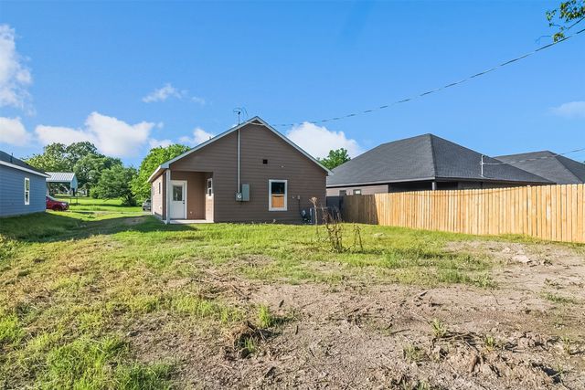 209 W Elm Street, Whitewright, TX 75491