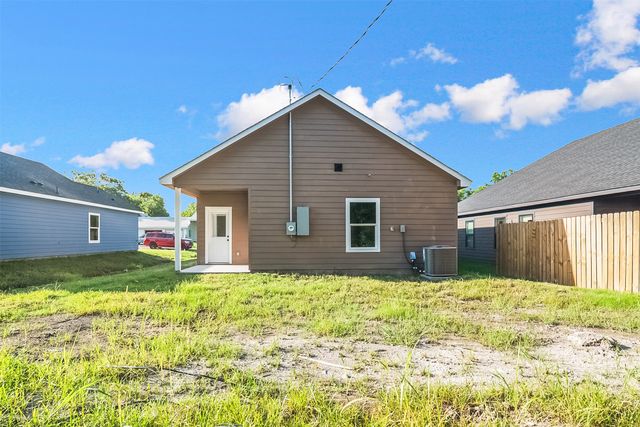 209 W Elm Street, Whitewright, TX 75491