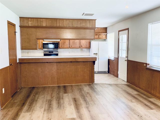 225 Crest Hill Drive, Conroe, TX 77301