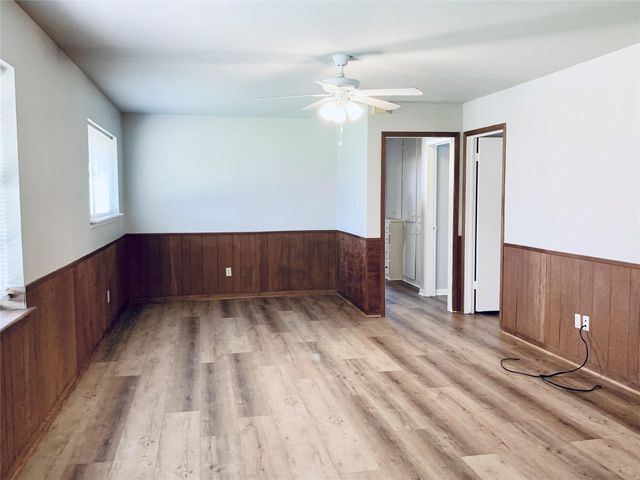 225 Crest Hill Drive, Conroe, TX 77301