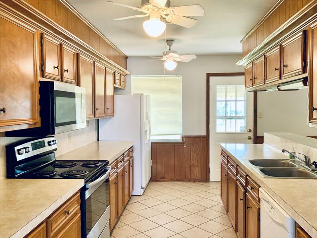 225 Crest Hill Drive, Conroe, TX 77301