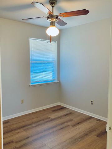 225 Crest Hill Drive, Conroe, TX 77301