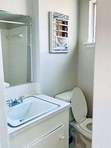 225 Crest Hill Drive, Conroe, TX 77301