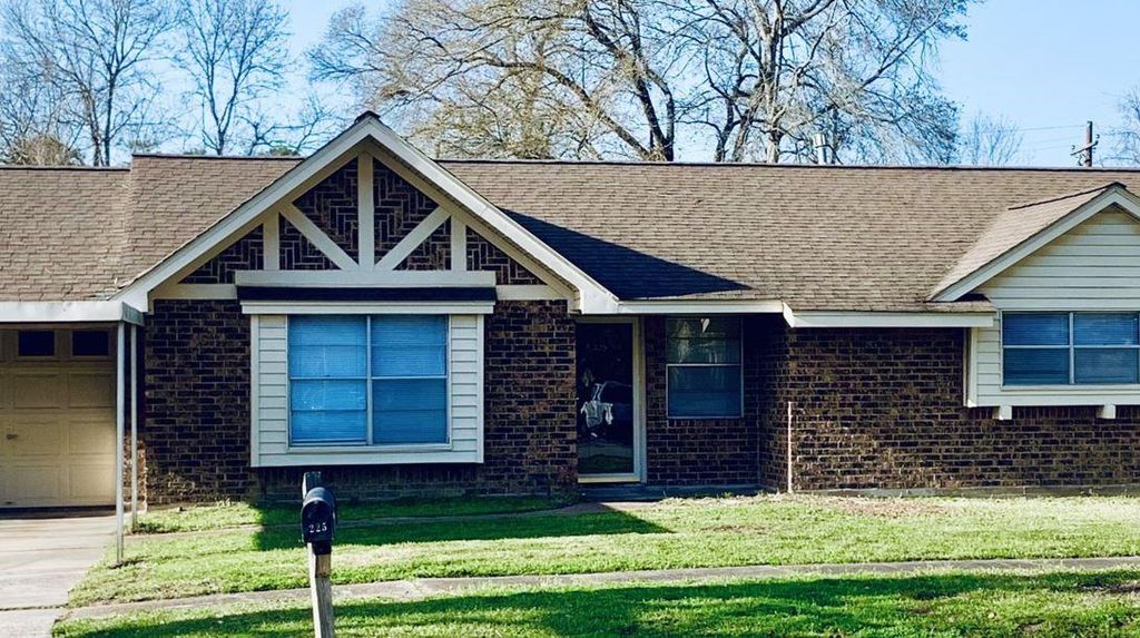 225 Crest Hill Drive, Conroe, TX 77301