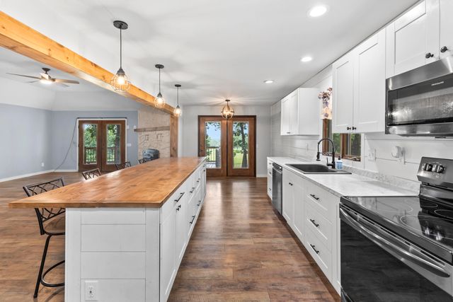 1004 White Oak Drive, El Dorado Springs, MO 64744