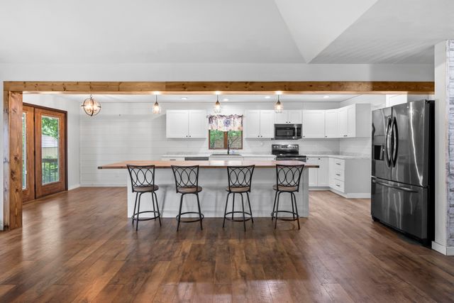 1004 White Oak Drive, El Dorado Springs, MO 64744