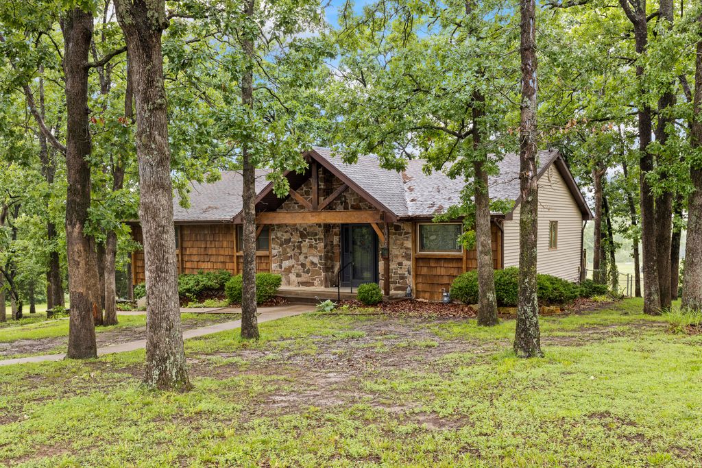 1004 White Oak Drive, El Dorado Springs, MO 64744