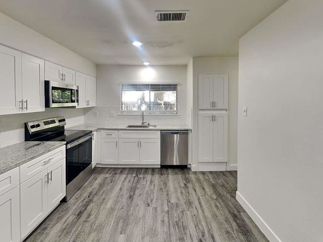 6 Canyon Oak Place, The Woodlands, TX 77380