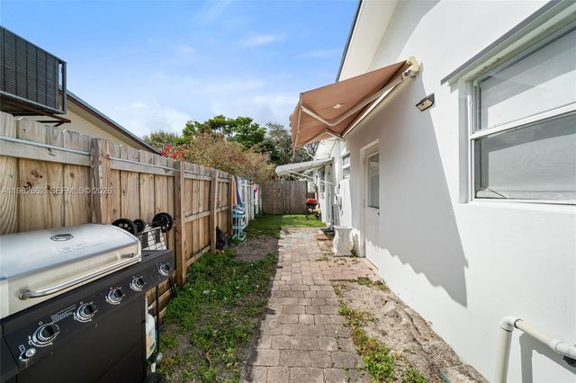 1040 SW 66th Avenue, Pembroke Pines, FL 33023