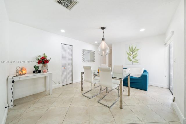 1040 SW 66th Avenue, Pembroke Pines, FL 33023