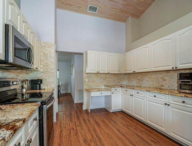 4460 SW 12th Manor SW, Vero Beach, FL 32968
