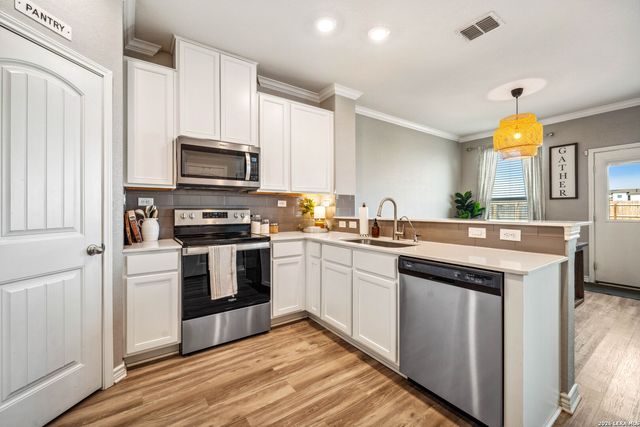 1953 BROOK BND, New Braunfels, TX 78130