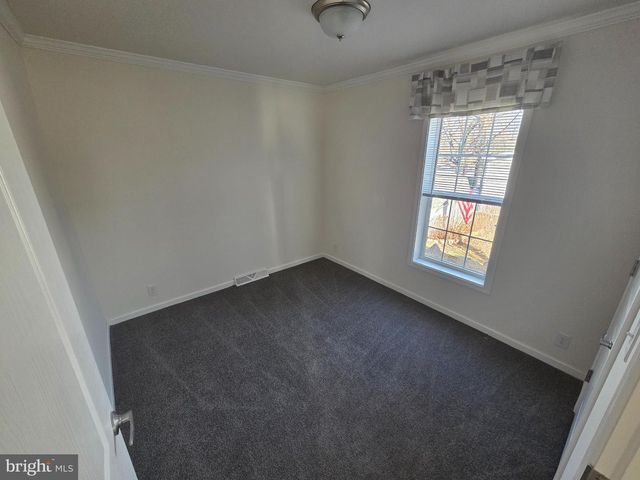 10 WOODEDGE DR, Quakertown, PA 18951