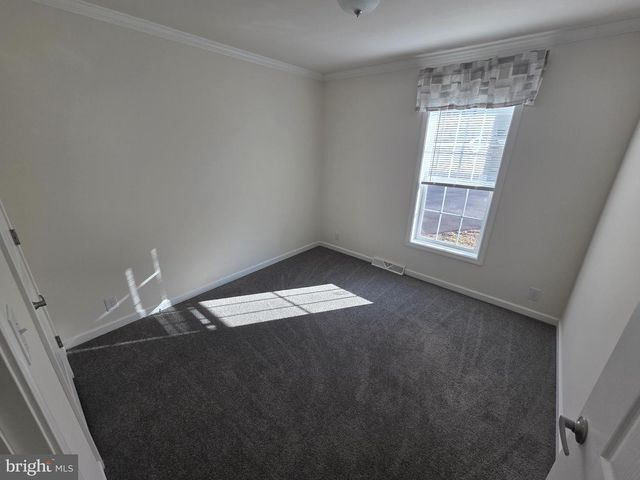 10 WOODEDGE DR, Quakertown, PA 18951