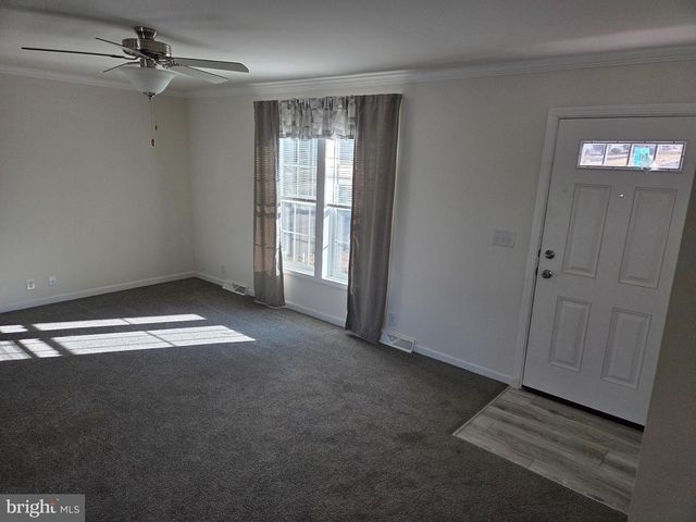 10 WOODEDGE DR, Quakertown, PA 18951