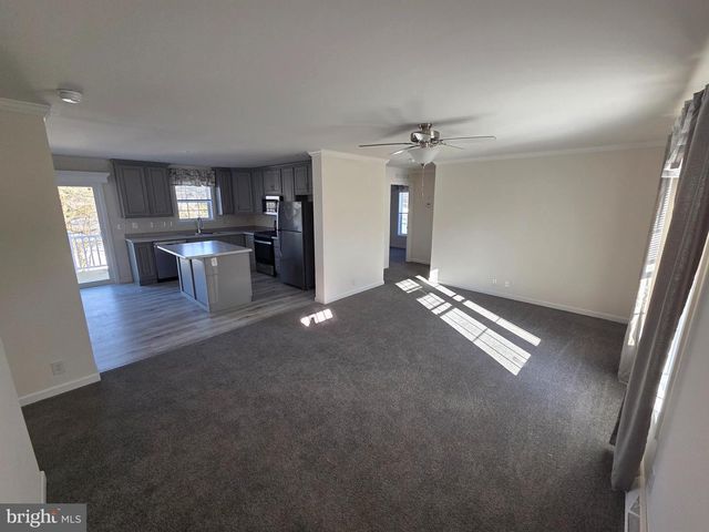 10 WOODEDGE DR, Quakertown, PA 18951