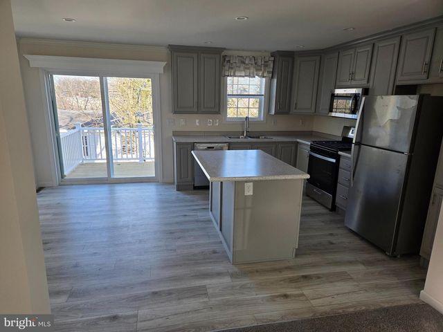 10 WOODEDGE DR, Quakertown, PA 18951