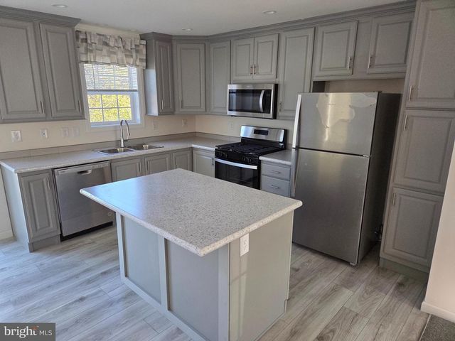 10 WOODEDGE DR, Quakertown, PA 18951