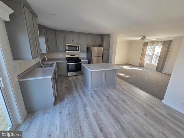 10 WOODEDGE DR, Quakertown, PA 18951