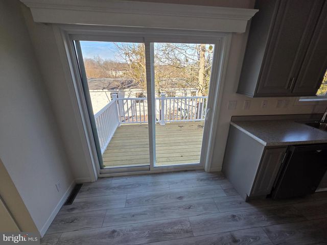 10 WOODEDGE DR, Quakertown, PA 18951