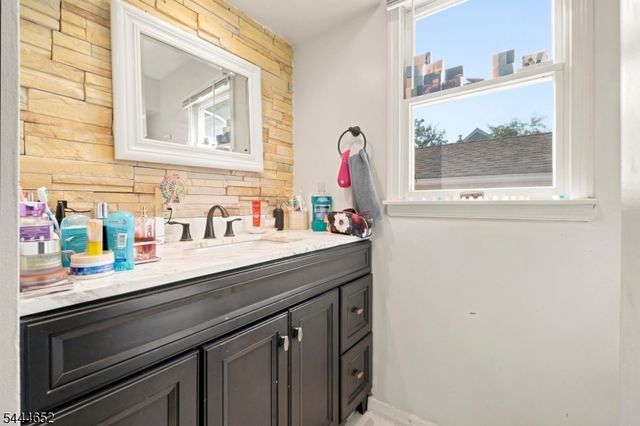 28 Brookhill Ter, Clifton City, NJ 07013