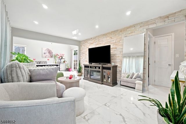 28 Brookhill Ter, Clifton City, NJ 07013