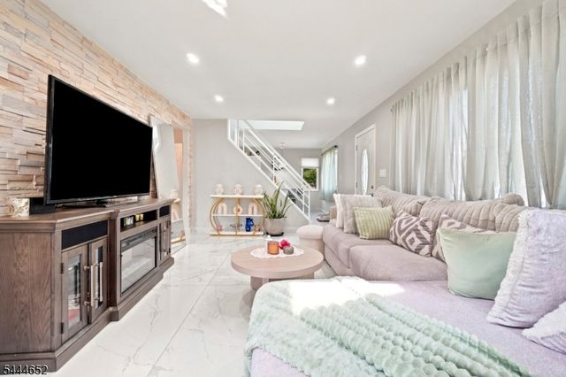 28 Brookhill Ter, Clifton City, NJ 07013