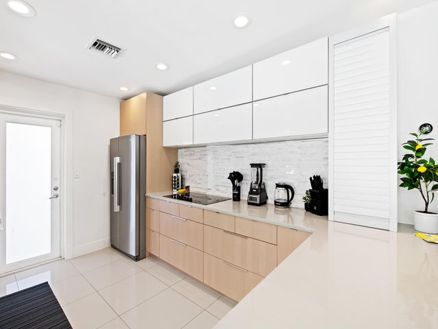 1913 N VICTORIA PARK Road, Fort Lauderdale, FL 33305