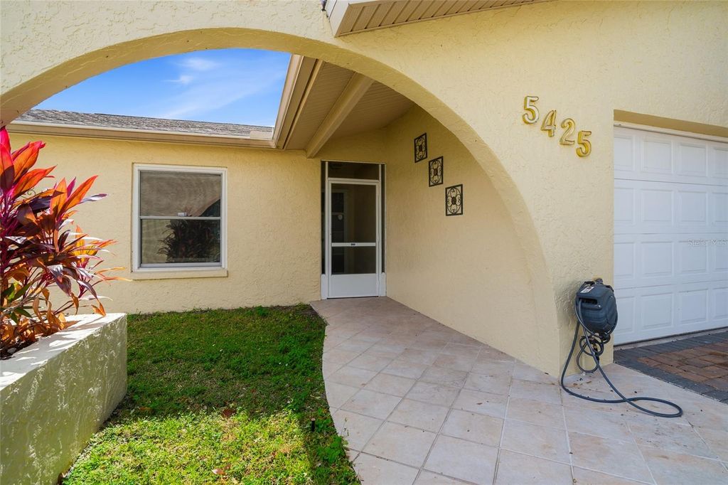 Image 4 of property listing at 5425 PENTAIL CIRCLE, Tampa, FL 33625